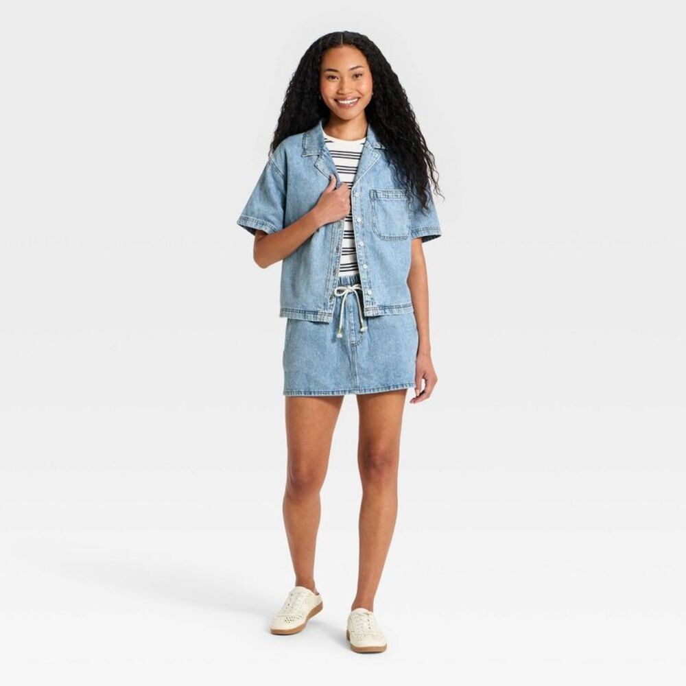Women's Short Sleeve Collared Denim Beach Shirt - Universal Thread Light Wa - Picture 3 of 3
